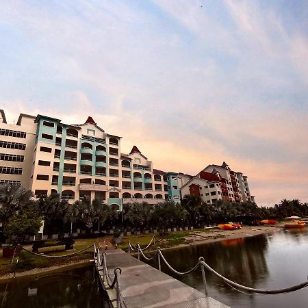 Marina Island Lumut Homehotel Eksteriør billede